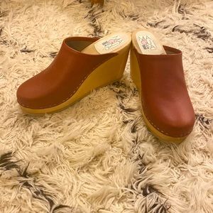 Hanna Andersson Maguba heel clogs